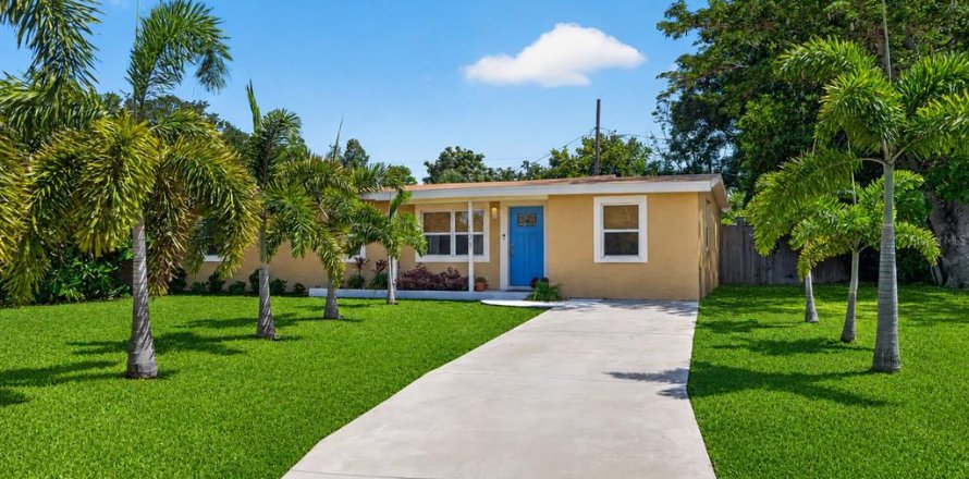 House in Saint Petersburg, Florida 3 bedrooms, 121.24 sq.m. № 2195624