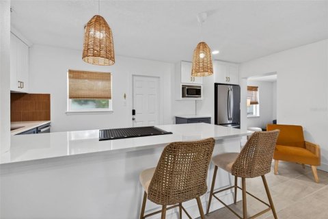 House in Saint Petersburg, Florida 3 bedrooms, 121.24 sq.m. № 2195624 - photo 10