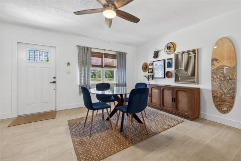House in Saint Petersburg, Florida 3 bedrooms, 121.24 sq.m. № 2195624 - photo 4