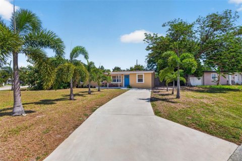 House in Saint Petersburg, Florida 3 bedrooms, 121.24 sq.m. № 2195624 - photo 30