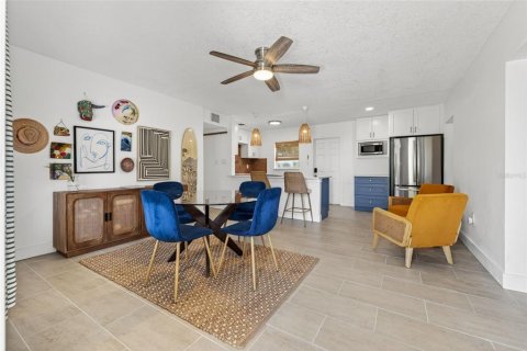 House in Saint Petersburg, Florida 3 bedrooms, 121.24 sq.m. № 2195624 - photo 3