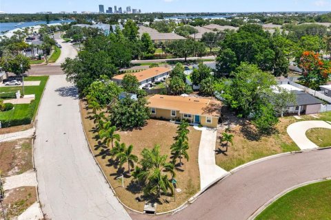 House in Saint Petersburg, Florida 3 bedrooms, 121.24 sq.m. № 2195624 - photo 27