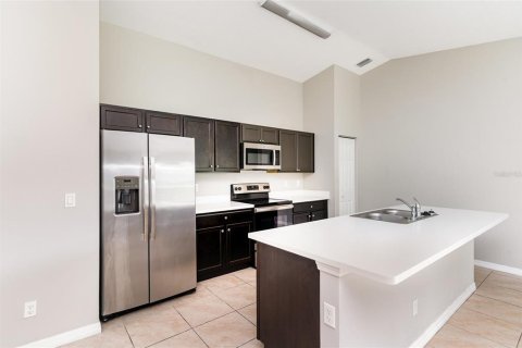 House in Palm Bay, Florida 4 bedrooms, 170.29 sq.m. № 1902445 - photo 3