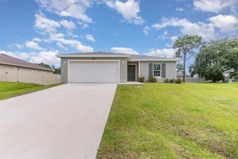 House in Palm Bay, Florida 4 bedrooms, 170.29 sq.m. № 1902445 - photo 1