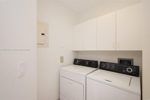 Condo in Aventura, Florida, 2 bedrooms  № 2241916 - photo 17