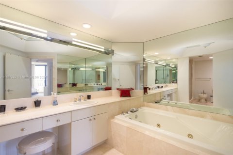 Condo in Aventura, Florida, 2 bedrooms  № 2241916 - photo 13