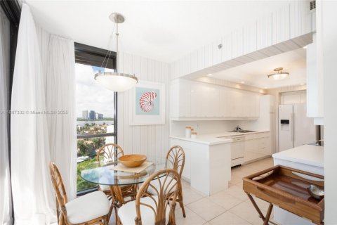 Condo in Aventura, Florida, 2 bedrooms  № 2241916 - photo 9