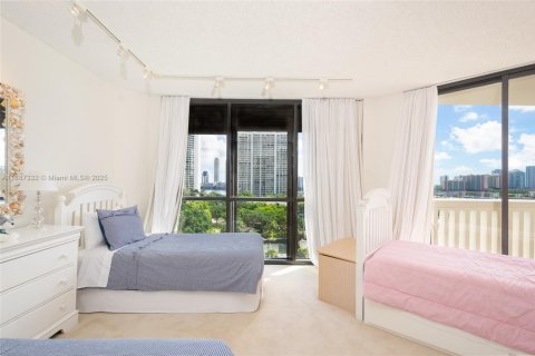 Condo in Aventura, Florida, 2 bedrooms  № 2241916 - photo 15