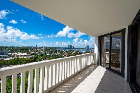 Condo in Aventura, Florida, 2 bedrooms  № 2241916 - photo 21