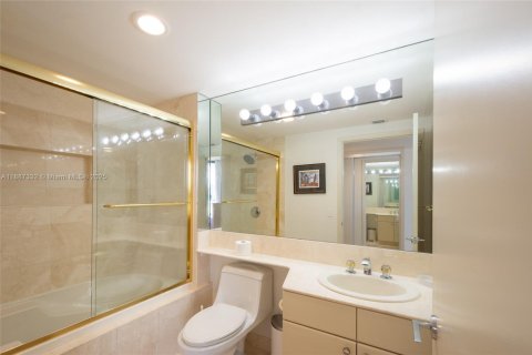 Condo in Aventura, Florida, 2 bedrooms  № 2241916 - photo 18