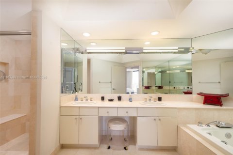 Condo in Aventura, Florida, 2 bedrooms  № 2241916 - photo 14