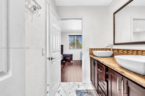 Casa en venta en Miami, Florida, 4 dormitorios, 243.31 m2 № 1867144 - foto 24