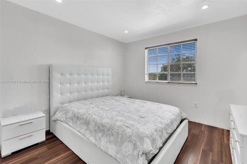 Casa en venta en Miami, Florida, 4 dormitorios, 243.31 m2 № 1867144 - foto 26
