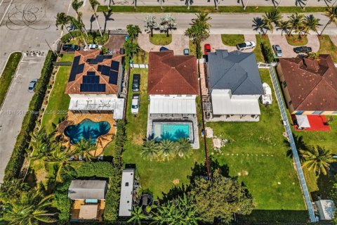 Casa en venta en Miami, Florida, 4 dormitorios, 243.31 m2 № 1867144 - foto 9