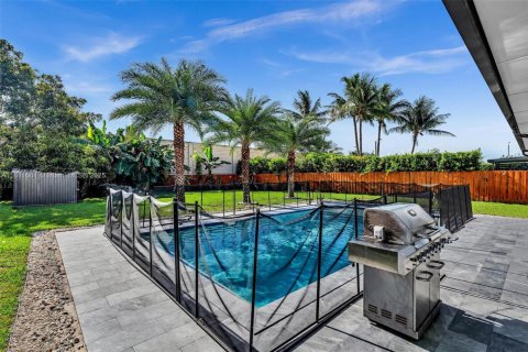 Casa en venta en Miami, Florida, 4 dormitorios, 243.31 m2 № 1867144 - foto 16
