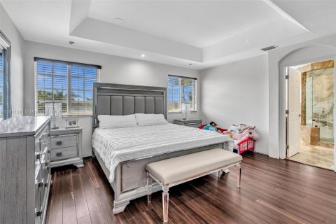 Casa en venta en Miami, Florida, 4 dormitorios, 243.31 m2 № 1867144 - foto 30