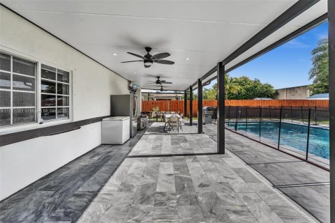 Casa en venta en Miami, Florida, 4 dormitorios, 243.31 m2 № 1867144 - foto 17