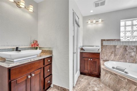Casa en venta en Miami, Florida, 4 dormitorios, 243.31 m2 № 1867144 - foto 27