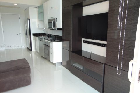 Condo in Miami, Florida, 1 bedroom  № 2053032 - photo 23