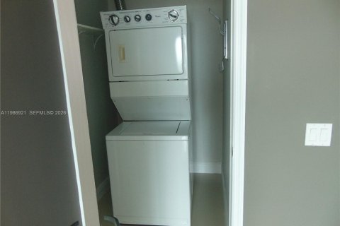 Condo in Miami, Florida, 1 bedroom  № 2053032 - photo 7