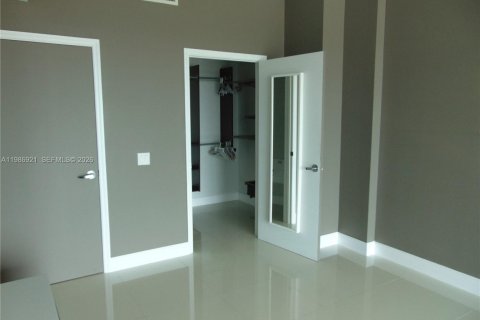Condo in Miami, Florida, 1 bedroom  № 2053032 - photo 11
