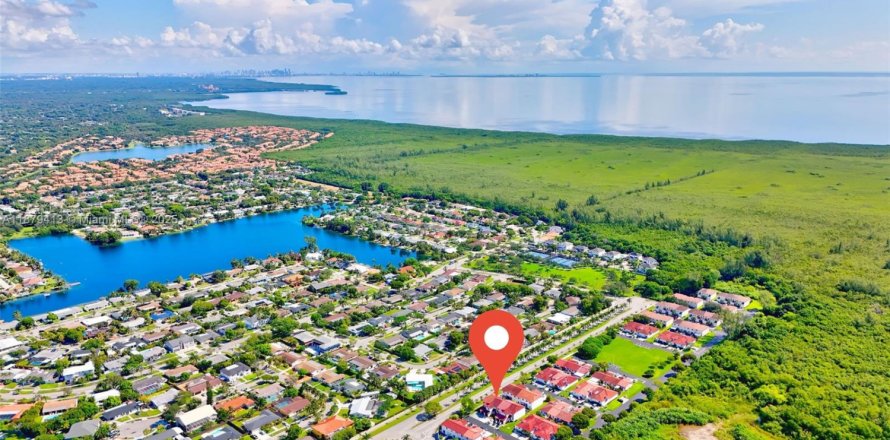 Townhouse in Cutler Bay, Florida 3 bedrooms, 145.58 sq.m. № 1895994