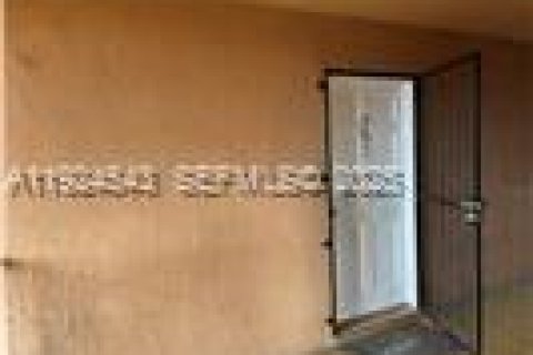 Condominio en venta en Hialeah, Florida, 2 dormitorios, 86.4 m2 № 1982789 - foto 1