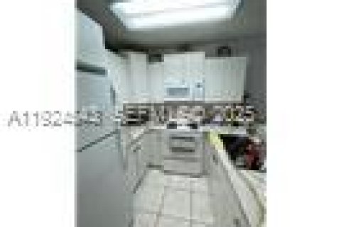 Condominio en venta en Hialeah, Florida, 2 dormitorios, 86.4 m2 № 1982789 - foto 8