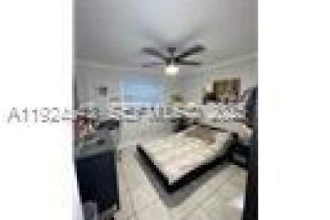 Condominio en venta en Hialeah, Florida, 2 dormitorios, 86.4 m2 № 1982789 - foto 2