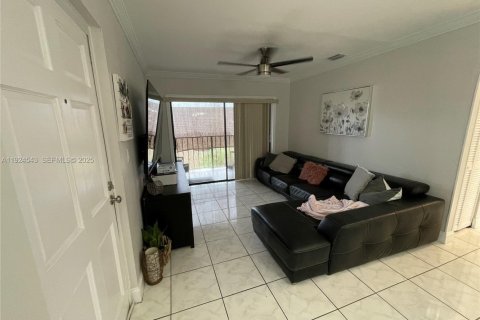 Condominio en venta en Hialeah, Florida, 2 dormitorios, 86.4 m2 № 1982789 - foto 11