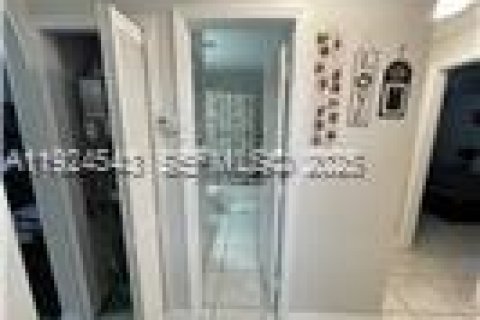 Condominio en venta en Hialeah, Florida, 2 dormitorios, 86.4 m2 № 1982789 - foto 5