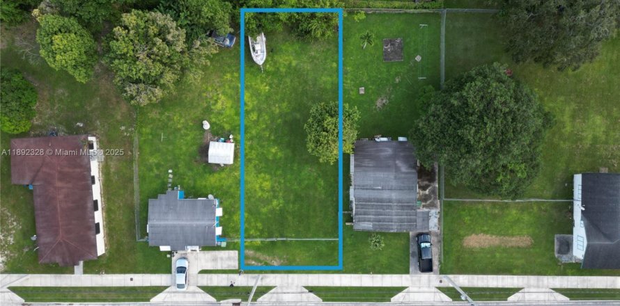 Commercial property in Miami, Florida № 2146029