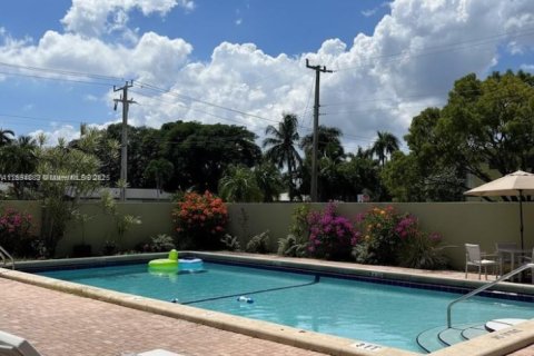 Condo in Hollywood, Florida, 1 bedroom  № 1948535 - photo 1
