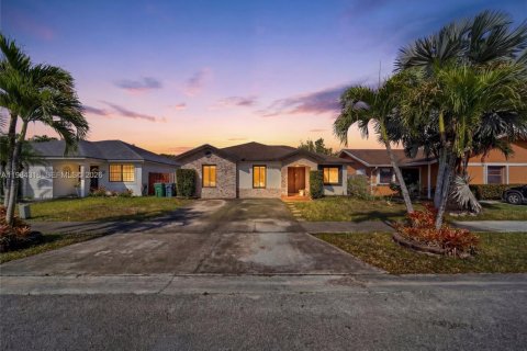 Villa ou maison à vendre à Miami, Floride: 4 chambres, 122.17 m2 № 2045405 - photo 2
