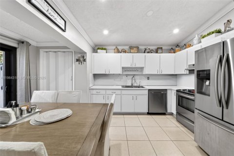 Villa ou maison à vendre à Miami, Floride: 4 chambres, 122.17 m2 № 2045405 - photo 12