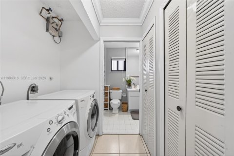 Villa ou maison à vendre à Miami, Floride: 4 chambres, 122.17 m2 № 2045405 - photo 24