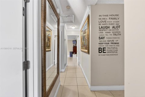 Villa ou maison à vendre à Miami, Floride: 4 chambres, 122.17 m2 № 2045405 - photo 19