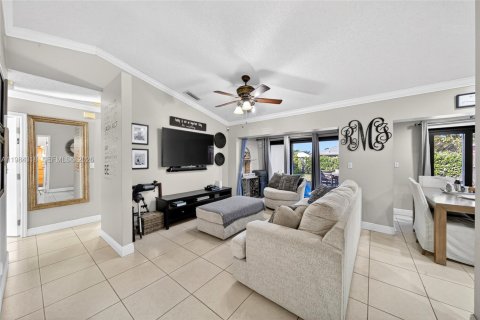 Villa ou maison à vendre à Miami, Floride: 4 chambres, 122.17 m2 № 2045405 - photo 17