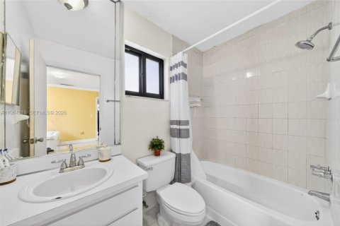 Villa ou maison à vendre à Miami, Floride: 4 chambres, 122.17 m2 № 2045405 - photo 28
