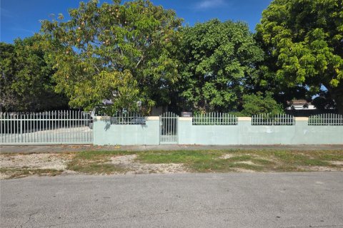 House in Miami, Florida 3 bedrooms, 136.75 sq.m. № 1794058 - photo 1