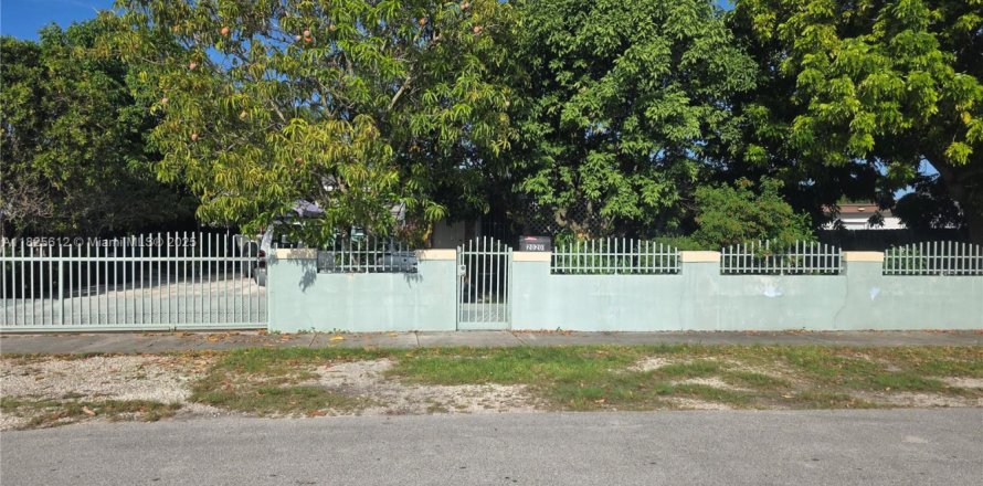 House in Miami, Florida 3 bedrooms, 136.75 sq.m. № 1794058