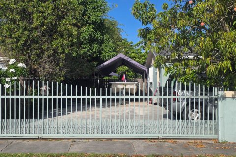 House in Miami, Florida 3 bedrooms, 136.75 sq.m. № 1794058 - photo 2