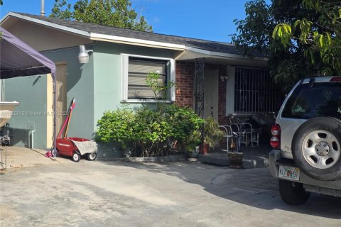 House in Miami, Florida 3 bedrooms, 136.75 sq.m. № 1794058 - photo 3