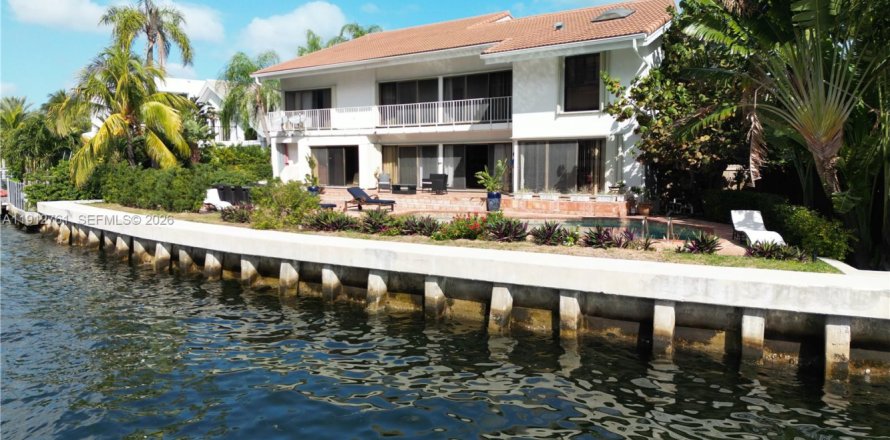 Casa en Golden Beach, Florida 6 dormitorios, 465.63 m2 № 2061655