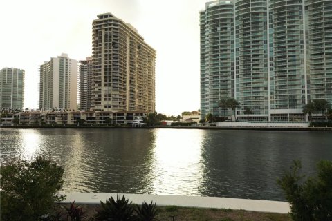 Casa en venta en Golden Beach, Florida, 6 dormitorios, 465.63 m2 № 2061655 - foto 16