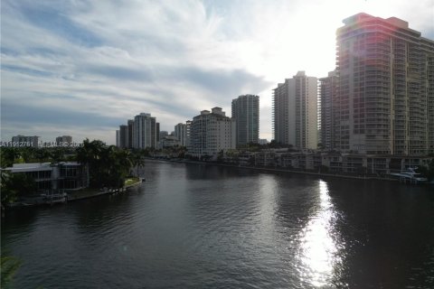 Casa en venta en Golden Beach, Florida, 6 dormitorios, 465.63 m2 № 2061655 - foto 25