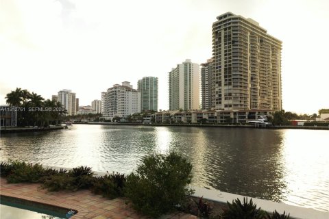 Casa en venta en Golden Beach, Florida, 6 dormitorios, 465.63 m2 № 2061655 - foto 15