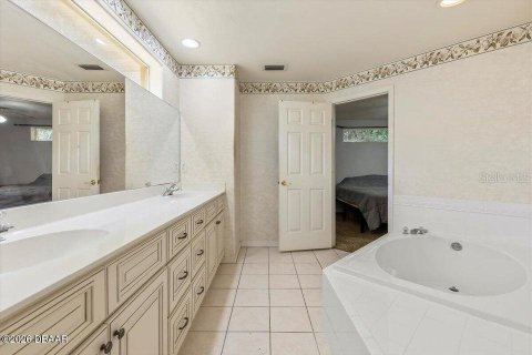 House in Ormond Beach, Florida 3 bedrooms, 188.96 sq.m. № 2104835 - photo 23
