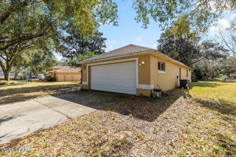 House in Ormond Beach, Florida 3 bedrooms, 188.96 sq.m. № 2104835 - photo 18