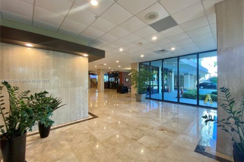 Condo in Sunny Isles Beach, Florida, 2 bedrooms  № 2012884 - photo 3